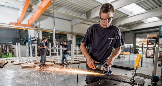 Lattner GmbH - Karriere - Arbeiter in Werkshalle